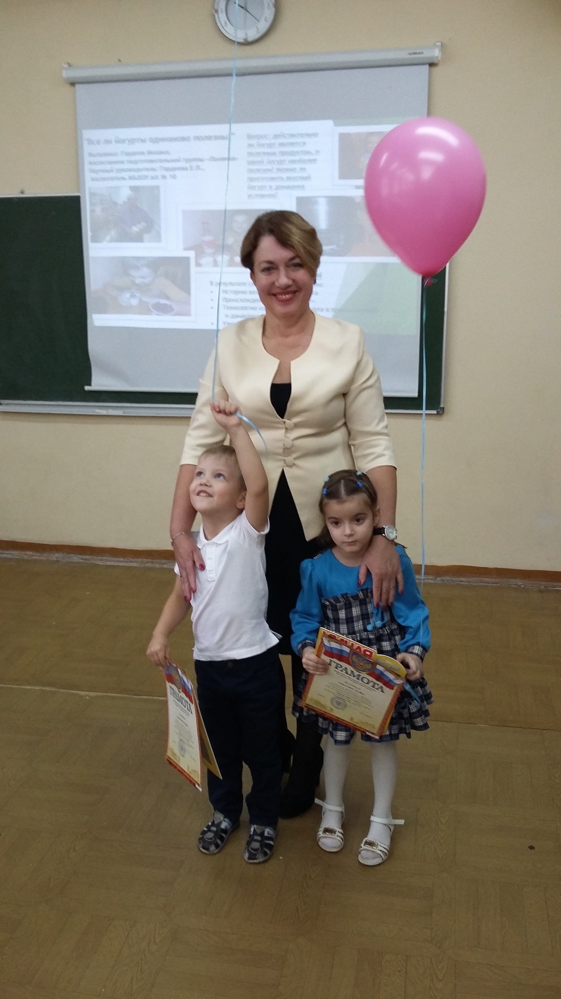 Юные победители с директором Центра «Интеллект» Ольгой Овечкиной