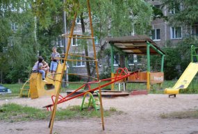 МБУ «Управление благоустройства» проверили состояние детских площадок.