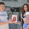 Главный администратор сайта kstovo.ru Максим Русских вручает USB-холодильник победительнице конкурса Ольге Сизовой.