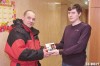Валерий Казантаев получает приз вебкамеру из рук главного администратора сайта kstovo.ru Максима Русских